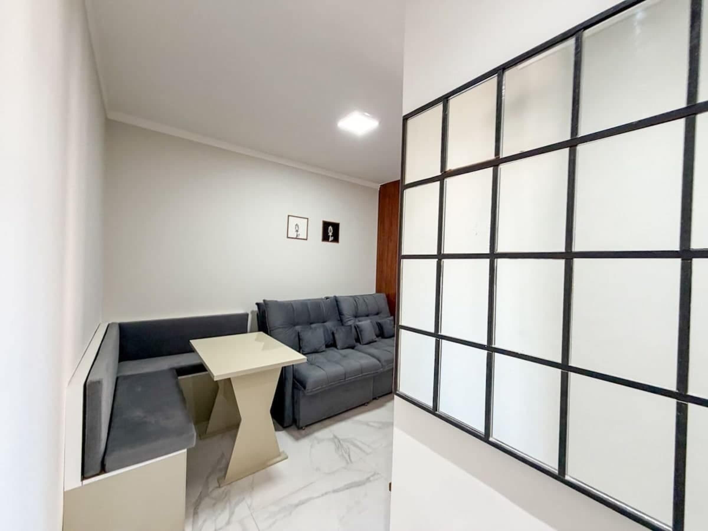 Economy-Apartment, 1 Queen-Bett und Schlafsofa, Stadtblick | Wohnbereich | 40-Zoll-Flachbildfernseher mit Digitalempfang, Fernseher
