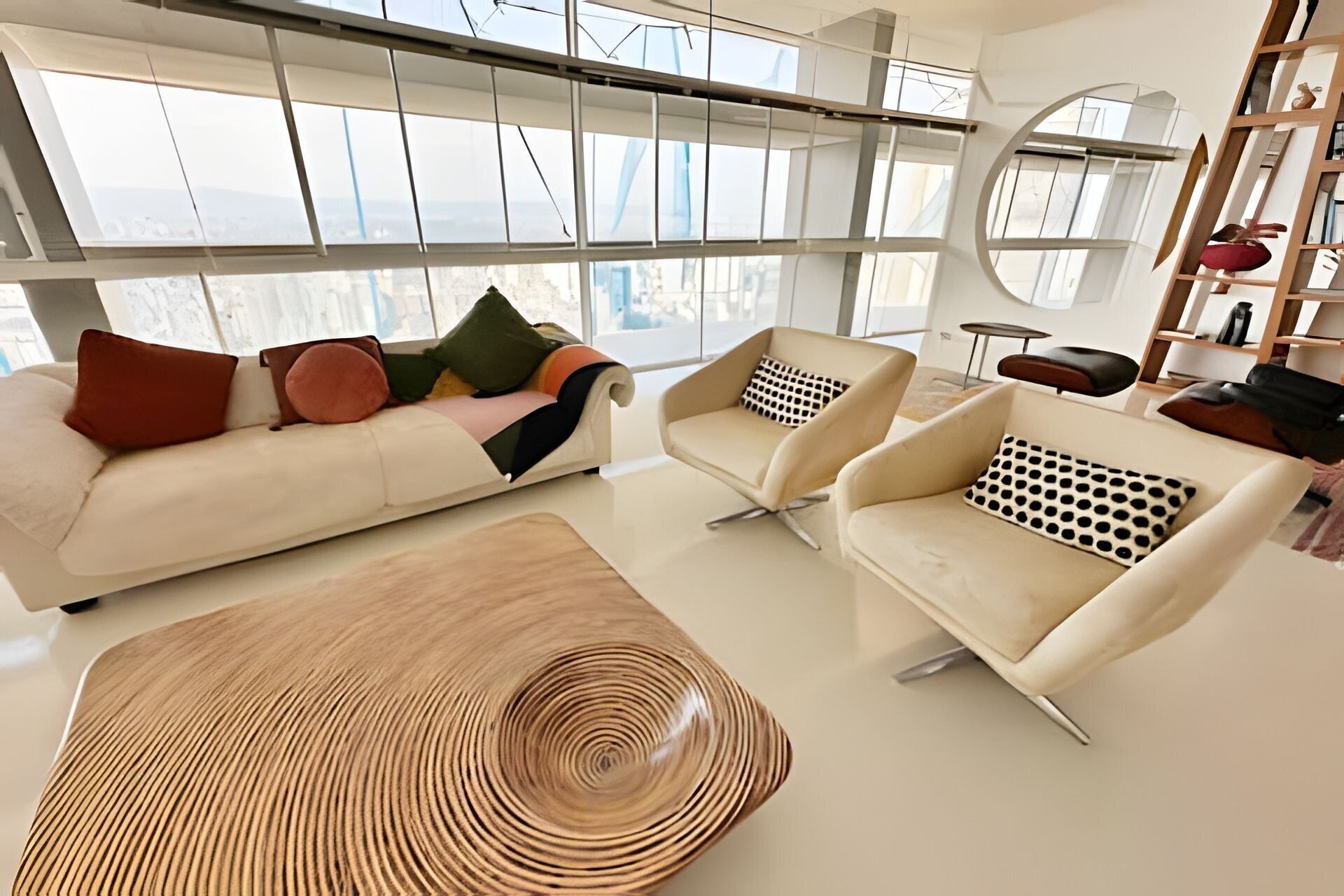 Deluxe Apartment | Living area | 42-inch flat-screen TV with digital channels, TV