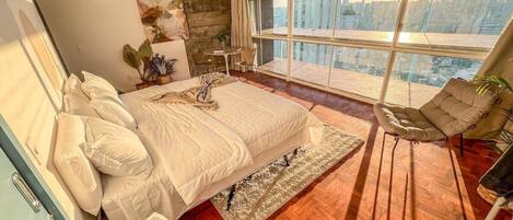 Honeymoon Studio, 1 King Bed, City View | Blackout curtains, iron/ironing board, free WiFi, bed sheets