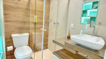 Standard Apartment | Bathroom | Shower, free toiletries, hair dryer, towels