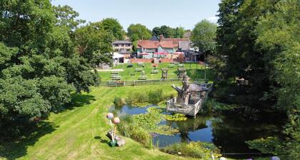 2 Cosy Cabin at 15th C Pub
