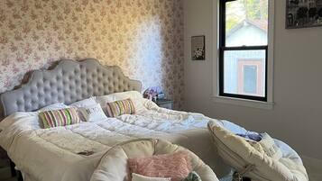 4 bedrooms, iron/ironing board, WiFi, bed sheets