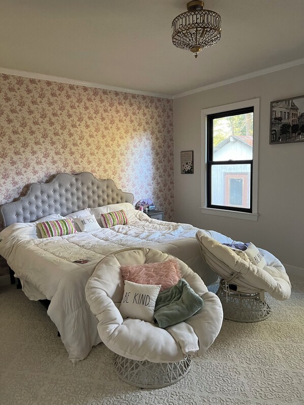 4 bedrooms, iron/ironing board, WiFi, bed sheets