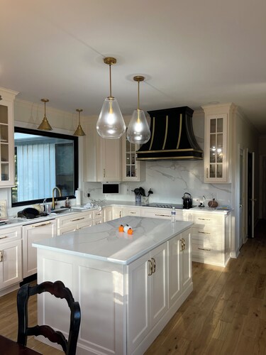 Spacious 4-bedroom farmhouse in near Britton Manor with small lake