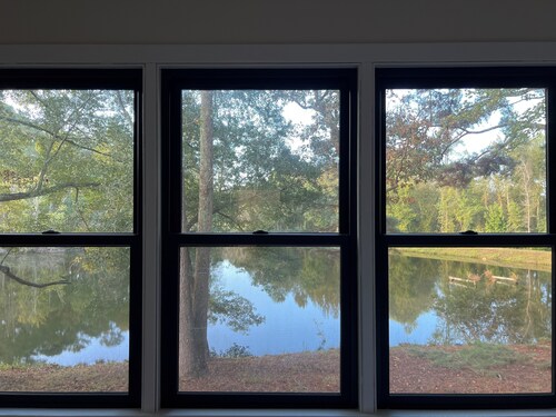 Spacious 4-bedroom farmhouse in near Britton Manor with small lake