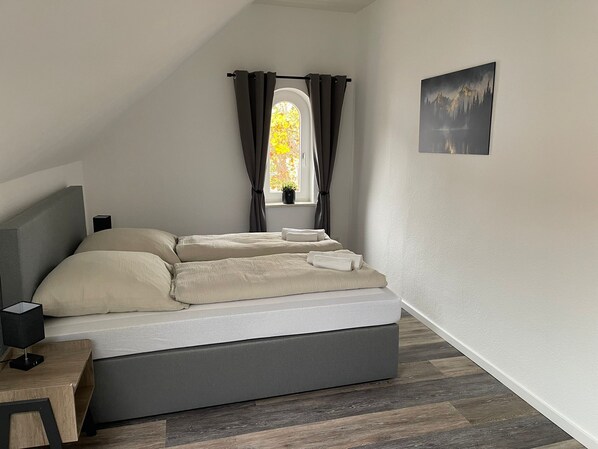 2 quartos, ferros/tábuas de passar roupa, Wi-Fi, roupa de cama