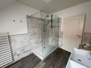 Hårføner, håndklær, såpe og toalettpapir