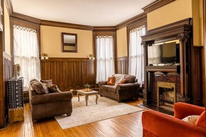 TV, fireplace