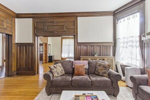 Smart TV, fireplace - Historic Midtown Apartment (Memphis)