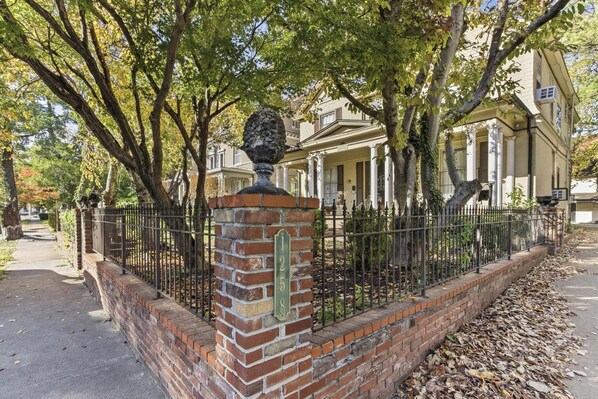 Property grounds - Historic Midtown Apartment (Memphis)