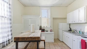 雪櫃、微波爐、焗爐、爐具