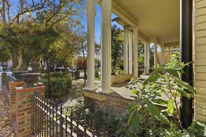 Property grounds - Historic Midtown Apartment (Memphis)