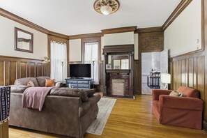 Smart TV, fireplace - Historic Midtown Apartment (Memphis)