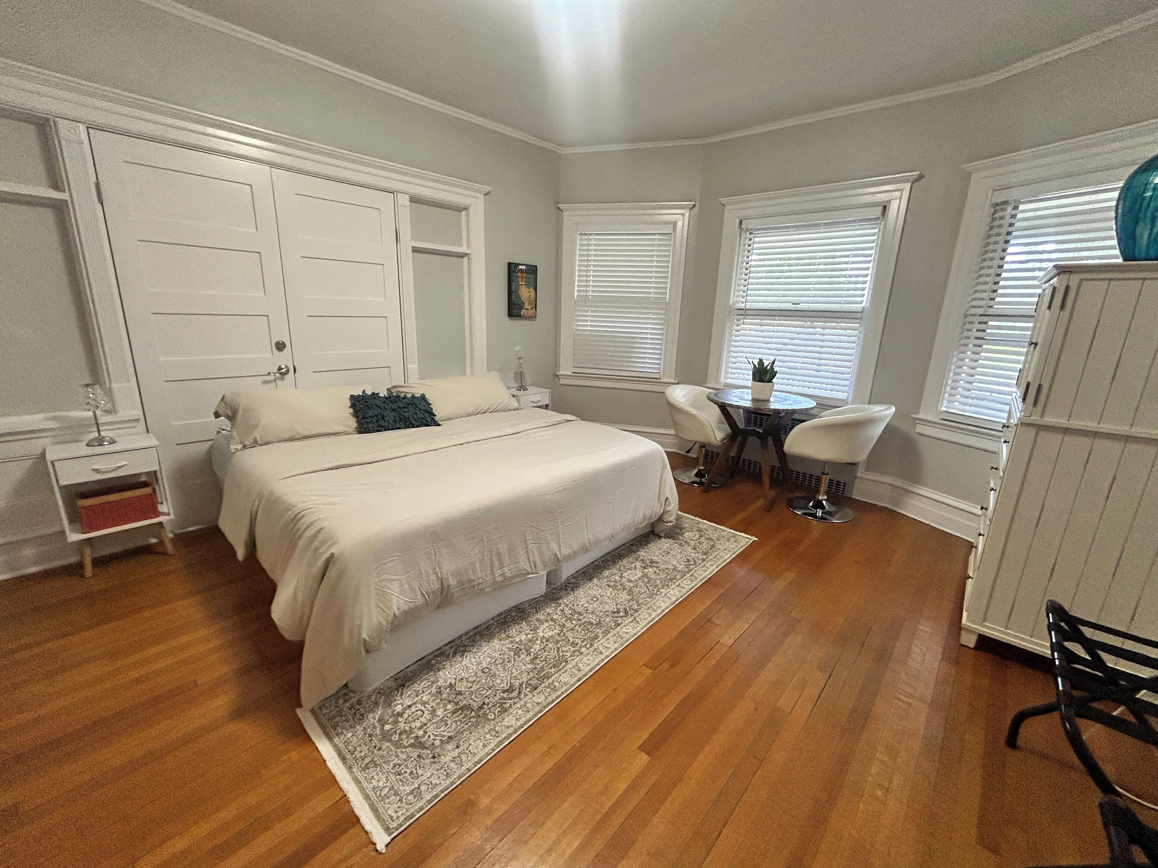 3 habitaciones, tabla de planchar con plancha, wifi y ropa de cama 