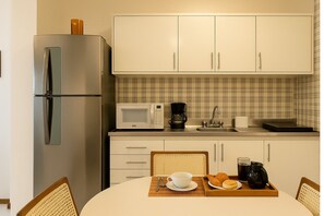 Réfrigérateur, micro-ondes, plaque de cuisson, cafetière/bouilloire