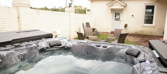 3-bedroom house in delightful Harriman with AC, private courtyard w/hot tub,