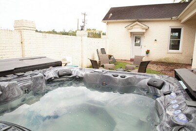 3-bedroom house in delightful Harriman with AC, private courtyard w/hot tub,