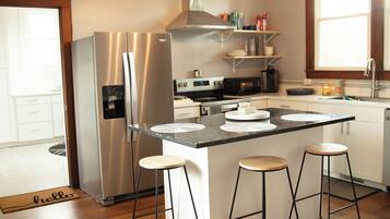 Microondas, horno, parrilla de estufa y lavavajillas