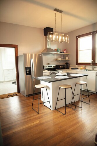 3-bedroom house in delightful Harriman with AC, private courtyard w/hot tub,