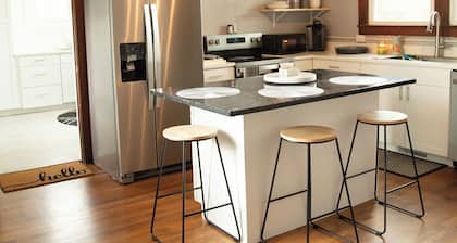 3-bedroom house in delightful Harriman with AC, private courtyard w/hot tub,