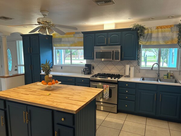 Microwave, oven, stovetop, dishwasher - Florida Escape Gym, Pool Sauna, Kayaks, Bicycle (Merritt Island)