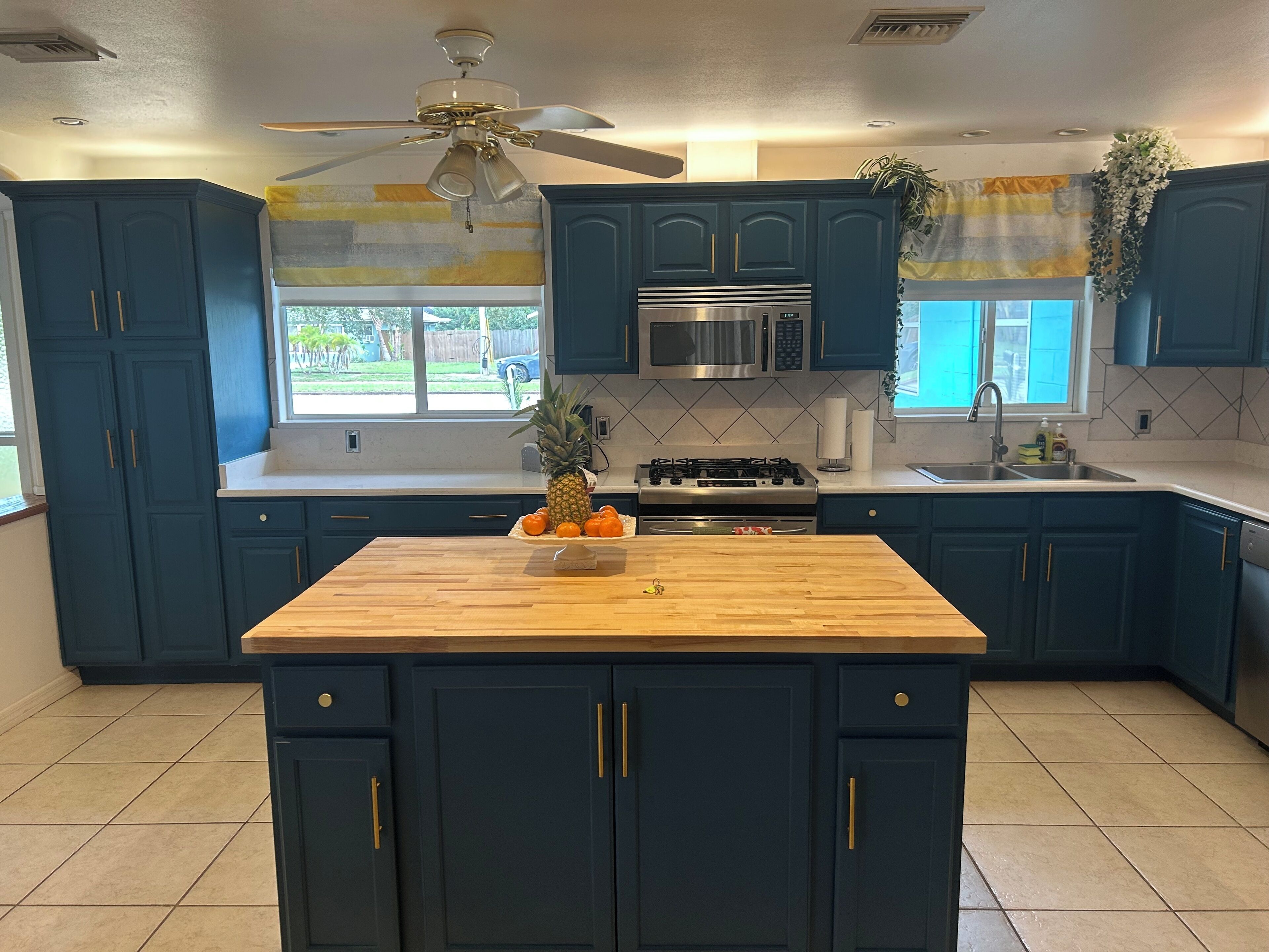 Microondas, horno, placa de cocina y lavavajillas