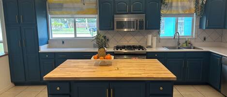 Microondas, horno, parrilla de estufa y lavavajillas