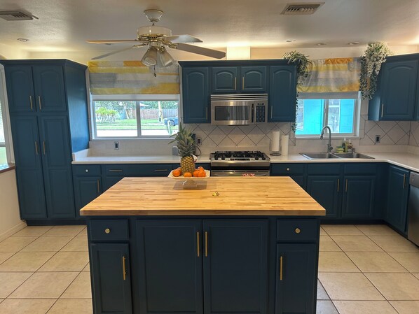 ميكروويف، فرن، موقد طهي مسطح، غسالة أطباق