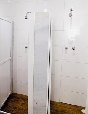 Shared bathroom - Hostel Leblon (Rio de Janeiro)