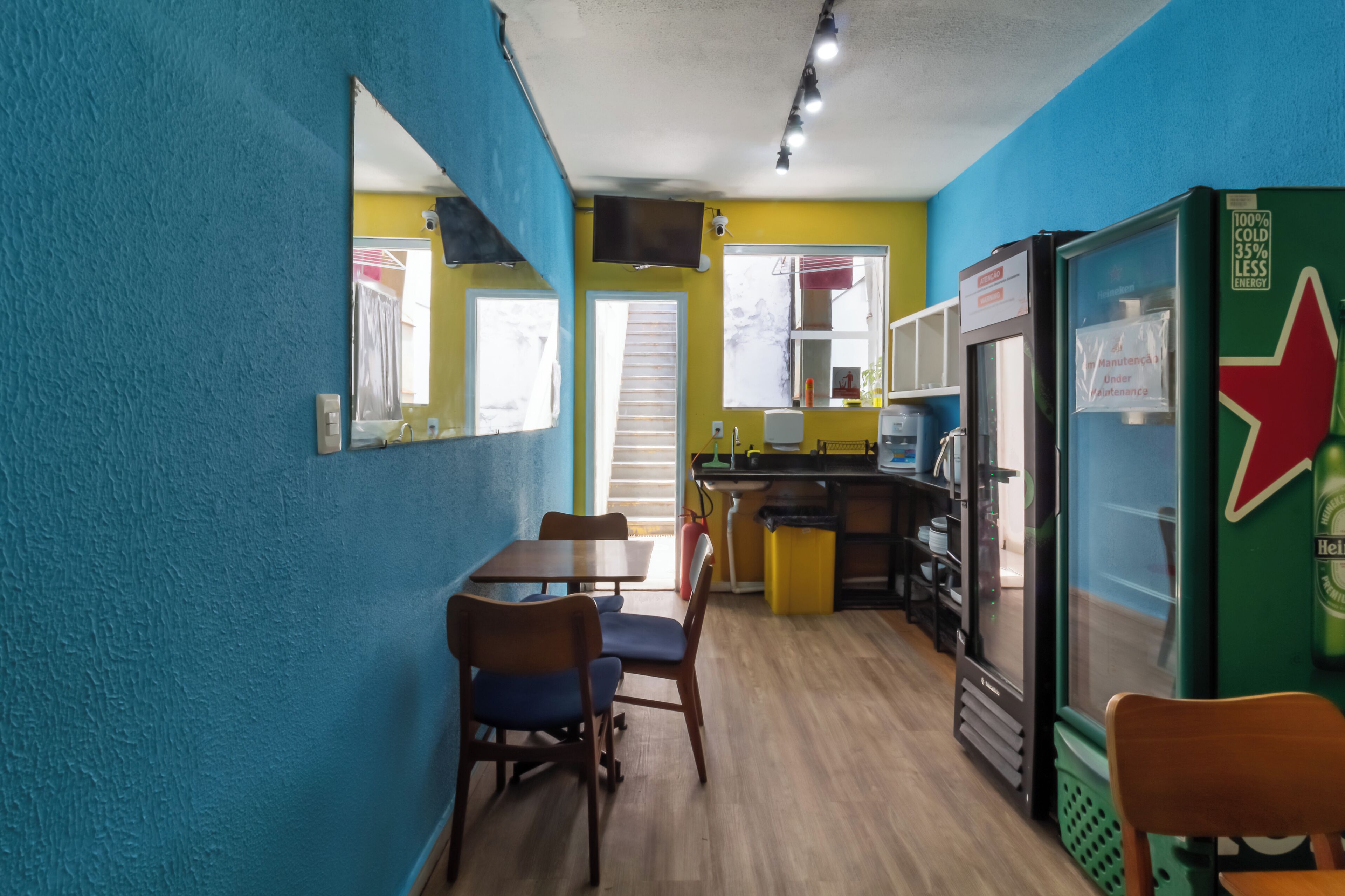 Een koelkast, een magnetron, kookgerei, borden en bestek