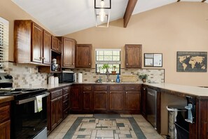 Mikrobølgeovn, ovn, kokeplater og oppvaskmaskin