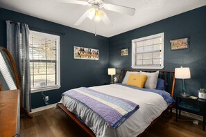3 habitaciones, escritorio y tabla de planchar con plancha 