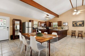 Mikrobølgeovn, ovn, kokeplater og oppvaskmaskin