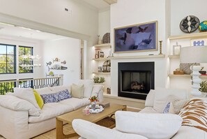 Televisión y chimenea 