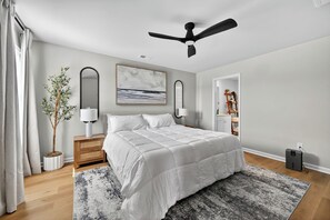 4 slaapkamers, een strijkplank/strijkijzer, internet, beddengoed