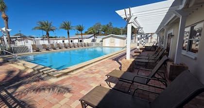 Peaceful Lake View Mobile Home 55+ Community Cozy