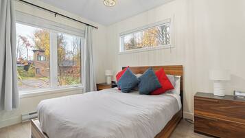 3 bedrooms, iron/ironing board, free WiFi, bed sheets