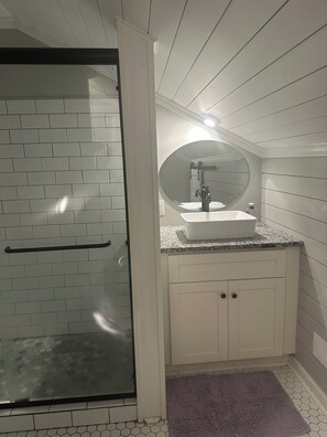 Dusche, Haartrockner, Handtücher, Seife