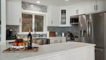 Geladeira, micro-ondas, fogão, cooktop