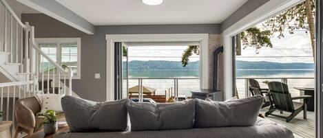 スマートテレビ、暖炉、書庫、ステレオ