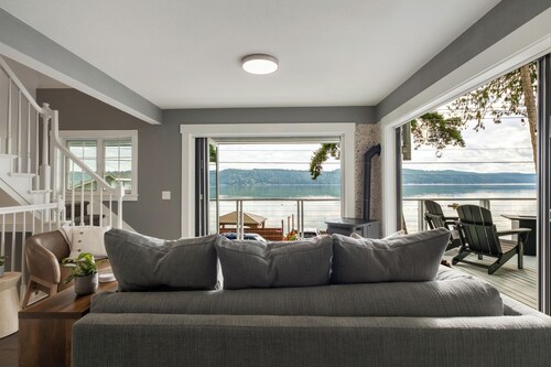 Hood Canal Escape- upscale meets the rocky shores!