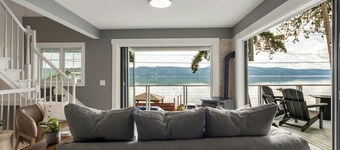 Hood Canal Escape- upscale meets the rocky shores!