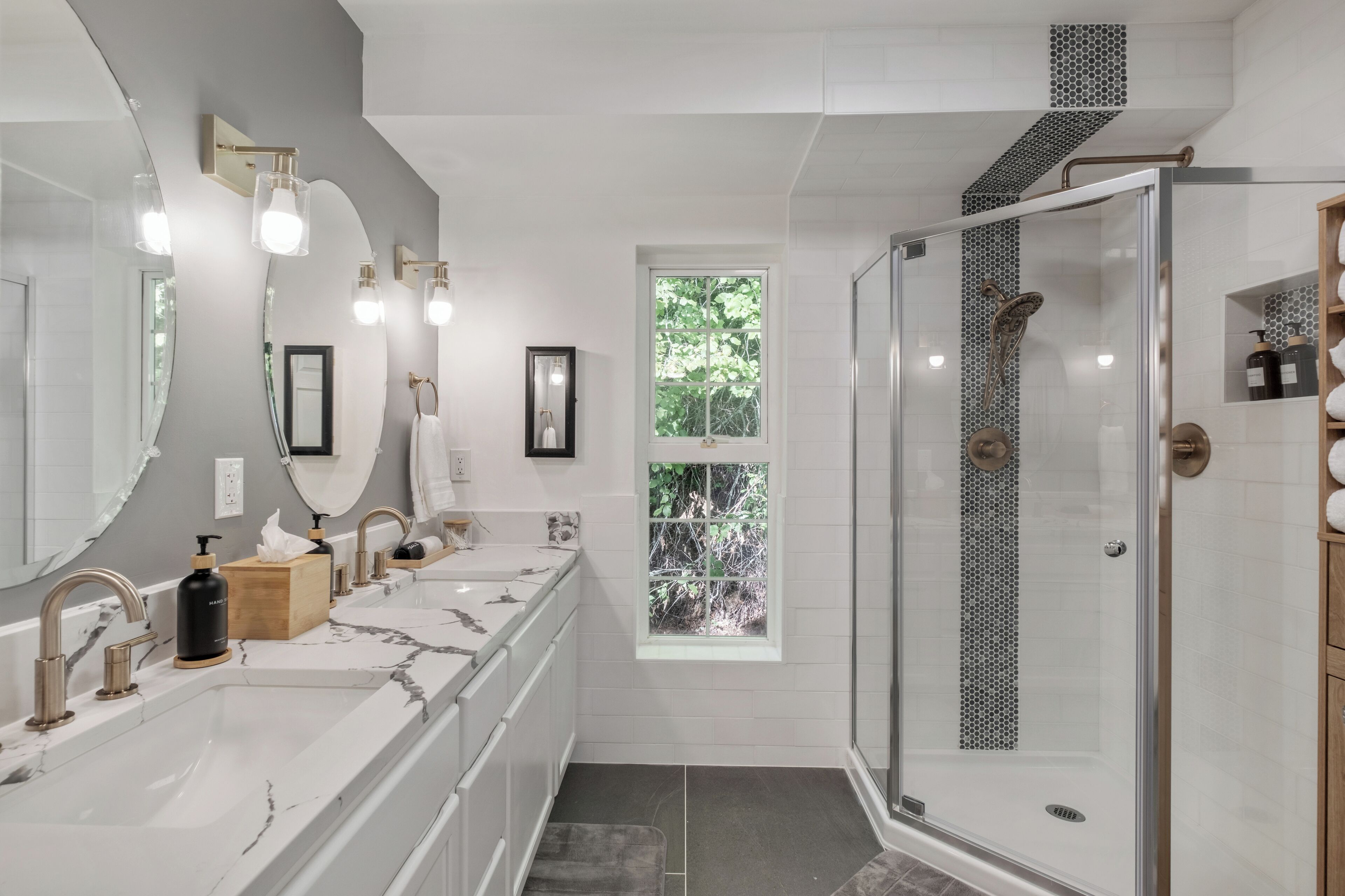 Shower, jetted bath, hair dryer, towels