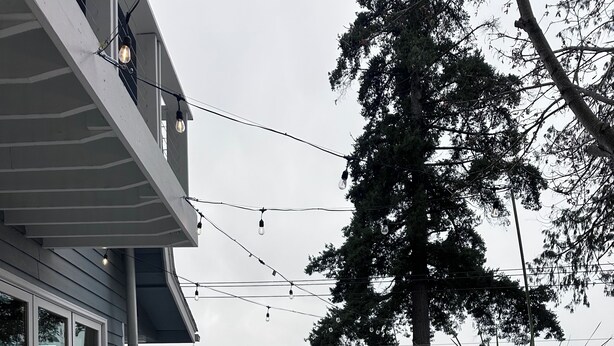 Une terrasse dotée d’un jacuzzi, d’un espace salon extérieur et offrant une vue sur l’eau.
