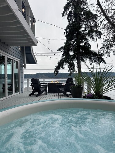 Hood Canal Escape- upscale meets the rocky shores!
