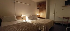 Habitación triple Confort | Wifi gratis y ropa de cama 