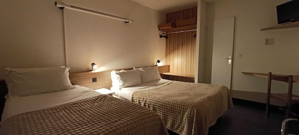 Quarto triplo conforto | Wi-Fi de cortesia, roupa de cama