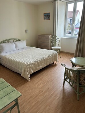 Wifi gratis y ropa de cama 