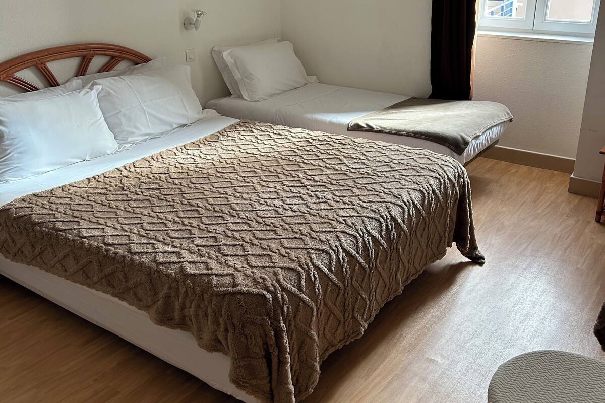 Habitación cuádruple Deluxe | Wifi gratis y acceso para silla de ruedas