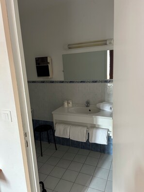 Kamar Quadruple Deluks | Kamar mandi | Shower, pancuran hujan, pengering rambut, dan handuk